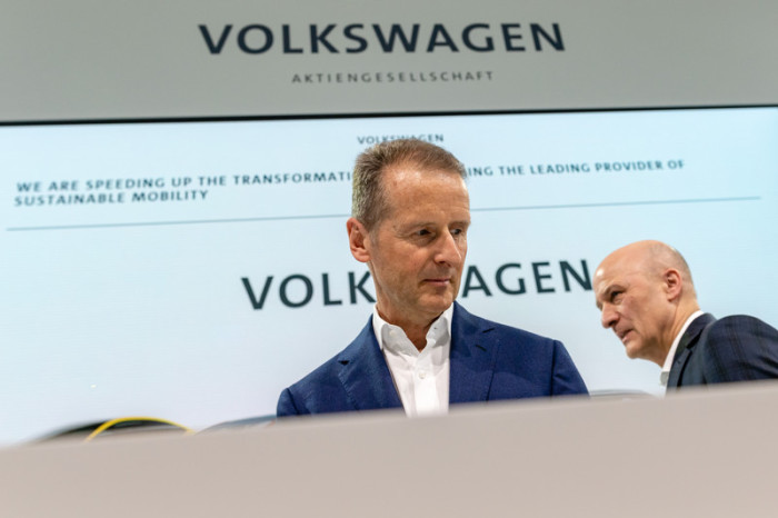 Der Vorstandsvorsitzende der Volkswagen AG, Herbert Diess (L), und Konzernchef Frank Witter (R) an der Medienkonferenz in Wolfsburg. Foto: epa/Jens Schlueter
