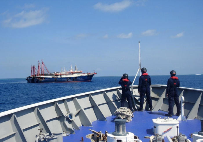 Die philippinische Küstenwache (PCG) überwacht chinesische Schiffe, die vor der Sabina Shoal im umstrittenen Südchinesischen Meer ankern. Foto: epa/Pcg/ho Handout