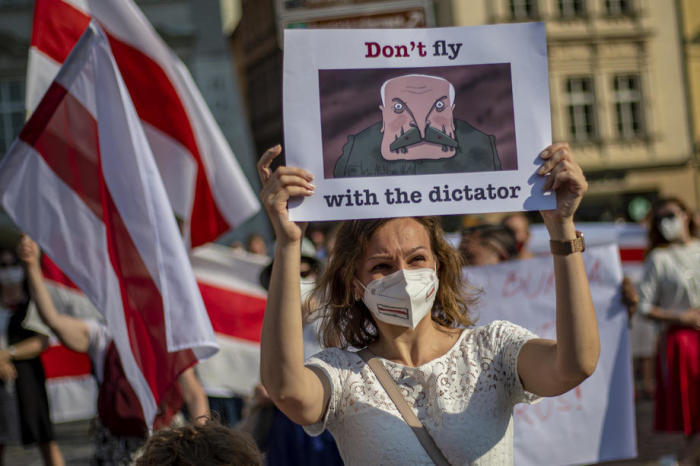 Auf dem Altstädter Ring in Prag demonstrieren Menschen gegen das Regime von Alexander Lukaschenko und zur Unterstützung der unterdrückten Menschen in Belarus. Foto: epa/Martin Divisek