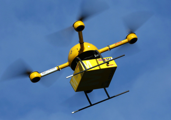 Die Möglichkeiten zum kommerziellen Einsatz von Drohnen sind vielfältig. 2013 testete die Deutsche Post eine Drohne zur Paketauslieferung. 