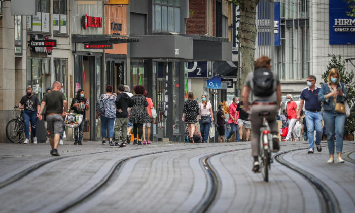 Fussgänger in der Obernstrasse in der Bremer Innenstadt. Foto: epa/Focke Strangmann
