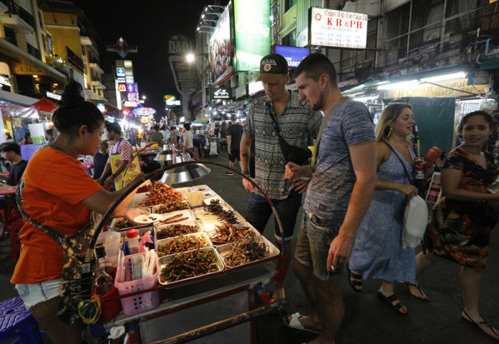 Ausländische Touristen in Bangkoks Khao San Road in Vor-Corona-Zeiten. Foto: epa/Narong Sangnak