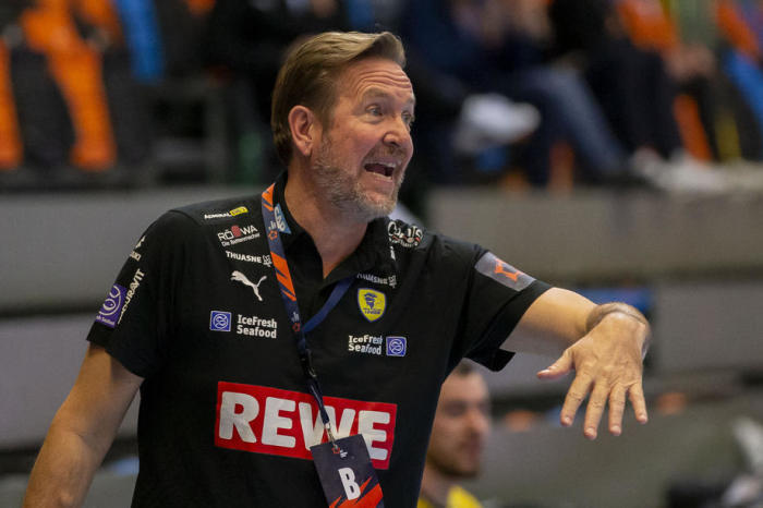 Die Rhein-Neckar Löwen-Cheftrainer Martin Schwalb gestikuliert während der EHF-Europa-League-Handballgruppe. Foto: epa/Patrick B. Kraemer