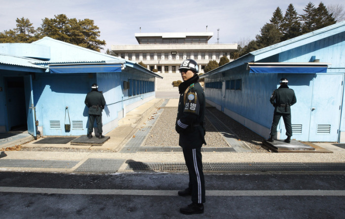 21.02.2018, Südkorea, Paju: Südkoreanische Soldaten bewachen die südkoreanische Seite der 
