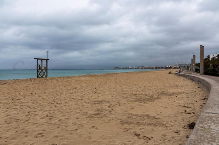 Ein verlassener Strand in Palma de Mallorca. Foto: epa/Cati Cladera