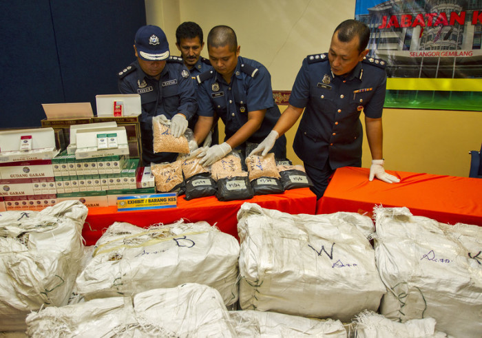 Malaysias Zollbeamte ordnen Eramin-5-Drogen, die in einem Container gefunden wurden, vor einer Medienkonferenz in Port Klang. Foto: epa/Ahmad Yusni