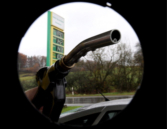 Pünktlich zur Osterferienzeit wird in Deutschland an den Benzinpreisen geschraubt. Foto: epa/Marcus Fuhrer