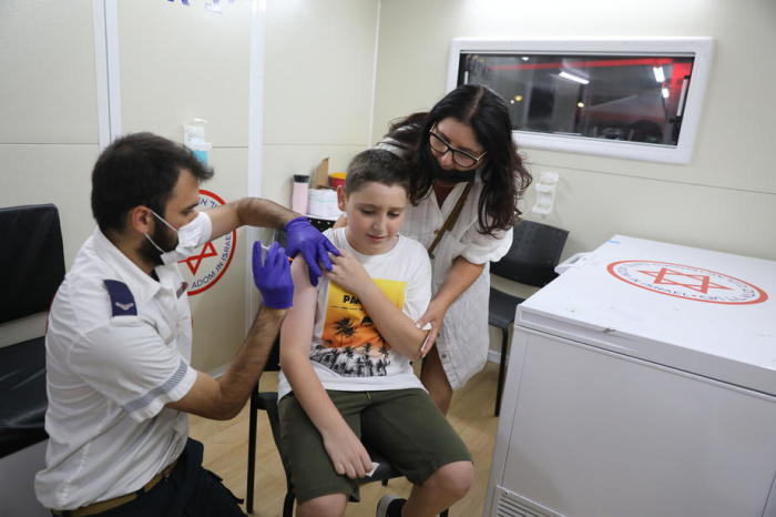 Israel startet eine Impfkampagne, um Minderjährige zwischen 12 und 18 Jahren zu impfen. Foto: epa/Abir Sultan