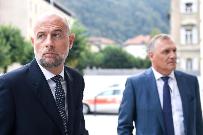 Der ehemalige Fifa-Generalsekretär Jérôme Valcke, rechts, und sein Anwalt Patrick Hunziker treffen am Bundesstrafgericht in Bellinzona ein. Foto: epa/Francesca Agosta
