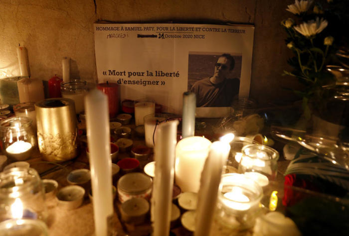 Nationale Gedenkveranstaltung für den ermordeten Lehrer Samuel Paty. Foto: epa/Sebastien Nogier