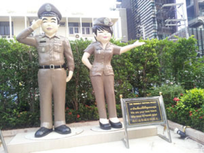 Polizei-Maskottchen vor der Polizeistation Pattaya an der Beach Road. Foto: Jahner