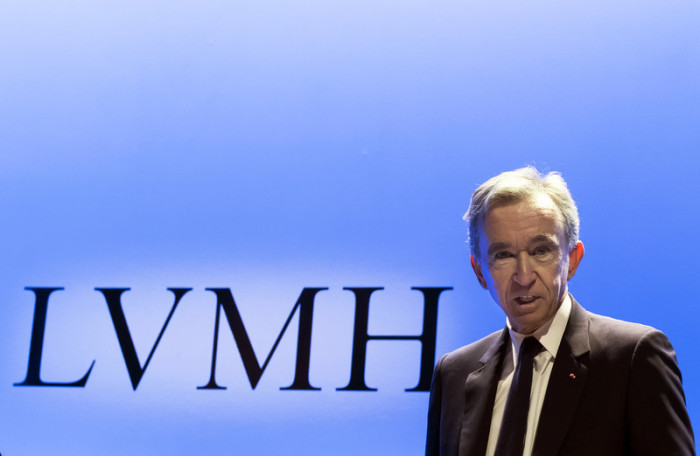 Bernard Arnault, CEO des französischen Luxuskonzerns LVMH, nimmt an einer neuen Konferenz in Paris teil, um die Jahresergebnisse des Konzerns vorzustellen. Foto: epa/Ian Langsdon