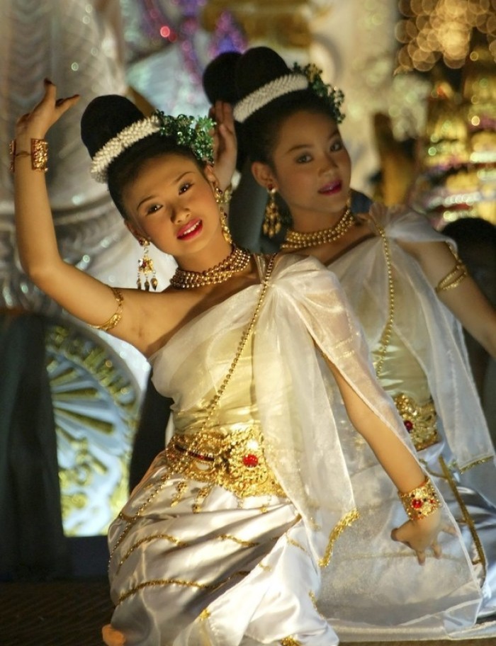 Farbenprächtige Kostüme, anmutige Tänzerinnen und exotische Musik sorgen für eine einzigartige Atmosphäre. Foto: epa/Uthaiwan Boonloy