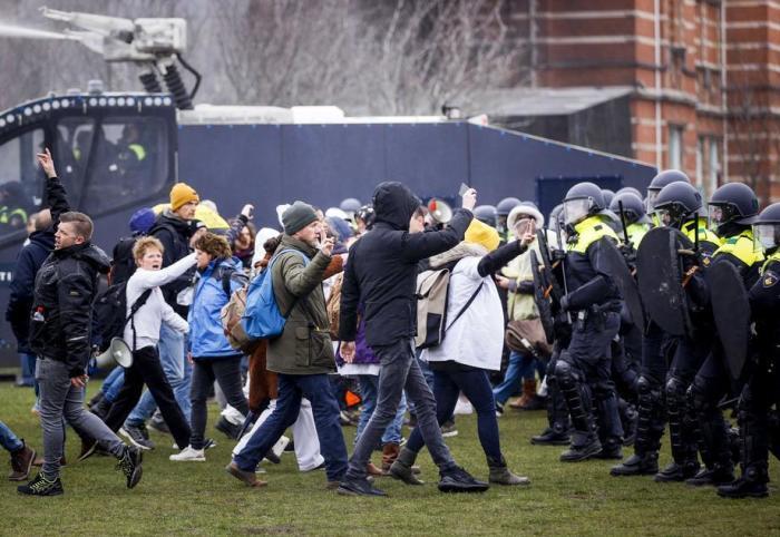 Die Polizei beginnt mit der Absperrung des Geländes von Demonstranten auf dem Museumplein während einer Demonstration gegen Bürgermeister Halsema, in Amsterdam. FotoEpa/ROBIN VAN LONKHUIJSEN