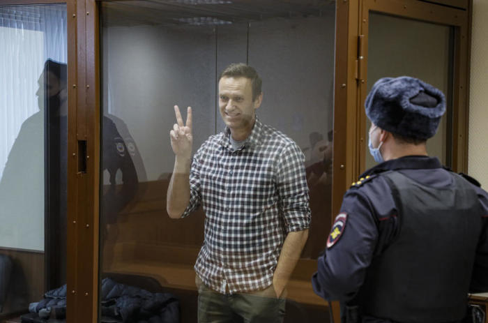 Der russische Oppositionsführer Alexej Nawalny gestikuliert in einem Glaskäfig vor einer Anhörung im Babuschkinskij. Foto: epa/Yuri Kochetkov