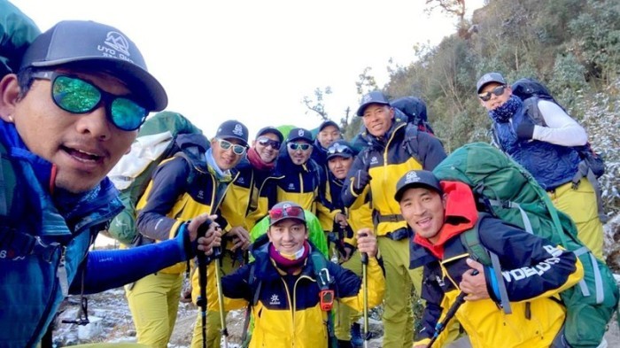 Teamleiter Gelje Sherpa (vorne rechts mit der roten Kapuze) ist mit den anderen Mitgliedern seines Teams auf dem Weg zum Basislager des Mount Cho Oyu im Himalaya. Foto: Lakpadendi Sherpa