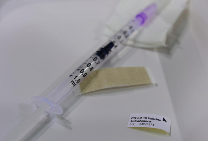 Die Spritze mit dem Impfstoff von AstraZeneca gegen Covid-19. Foto: epa/Tobias Schwarz