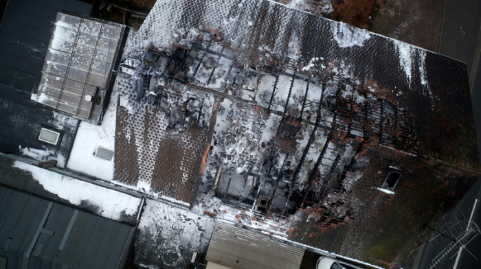 Das ausgebrannte Dachgeschoss eines Mehrfamilienhauses. Foto: Thomas Frey/Dpa