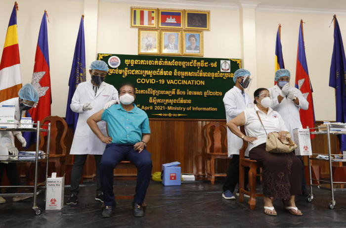 Während einer Impfaktion im Informationsministerium in Phnom Penh wird den Menschen eine Dosis des Impfstoffs Sinovac COVID-19 injiziert. Foto:epa/Mak Remissa
