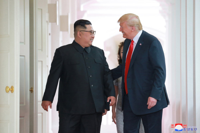 Nordkoreas Machthaber Kim Jong Un (l.) und US-Präsident Donald J. Trump (r.) auf dem Gipfel in Singapur. Foto: epa/Kcna