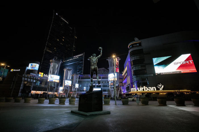 Der Xbox Plaza und das Staples Center stehen inmitten der Coronavirus-Pandemie in Los Angeles, Kalifornien, USA, leer. Foto: epa/Etienne Laurent