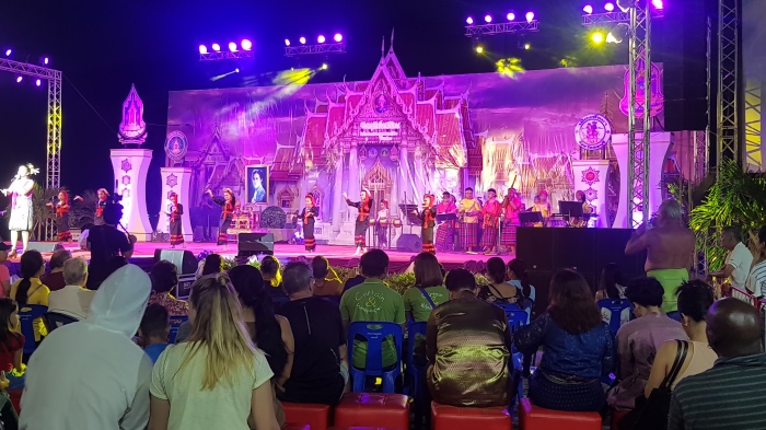 Mit thailändischen Tänzen und musikalischen Darbietungen feierte Pattaya den 64. Geburtstag von Prinzessin Sirindhorn an der Beach Road. Fotos: Jahner