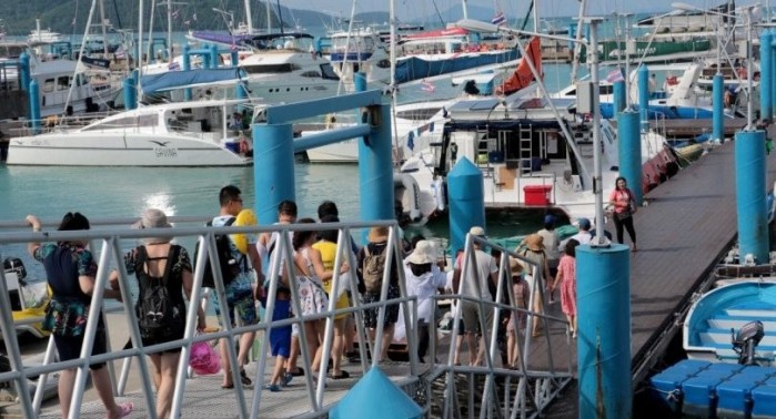 Touristen auf dem Weg zu ihrem Ausflugsboot in Phuket. Foto: The Thaiger
