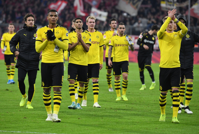 Die Dortmunder Spieler bedanken sich nach dem Abpfiff bei den Fans. Foto: Sven Hoppe/Dpa