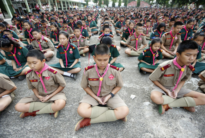 Wie kann man alle diese Schüler unterscheiden? Ganz einfach, durch ihren Namen. Doch Familiennamen sind in Thailand erst seit 100 Jahren Pflicht.  Foto: epa/efe/Rungroj Yongrit