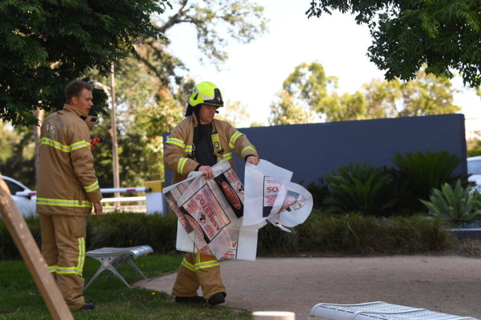 Spezialkräfte der Feuerwehr bergen verdächtiges Material vor dem koreanischen Konsulat in Melbourne. Foto: epa/efe/James Ross 