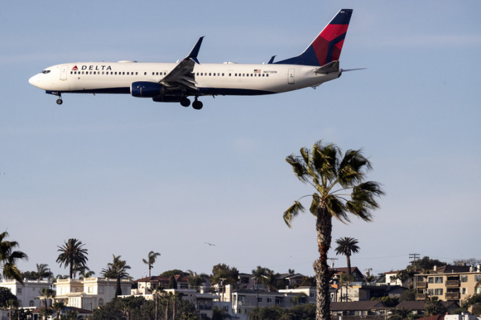 Ein Boeing 737-932(ER) der Delta Airline landet in San Diego. Foto: epa/Etienne Laurent