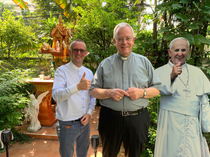 Pfarrer Dunsbach und Bischof Matthias König posieren mit einem Papst aus Pappe vor einem Geisterhäuschen. Leibhaftig wird Papst Franziskus vom 20. bis 23. November dieses Jahres in Bangkok sein. Fotos: Lenz