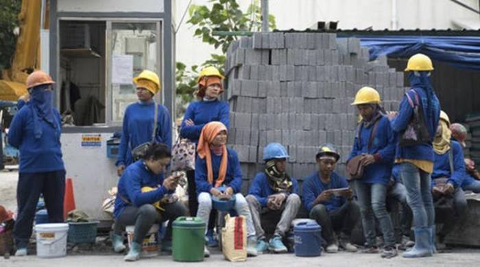 Burmesische Bauhelfer in Thailand: Anstelle der Einhaltung von Menschenrechten reguliert die Regierung nun die Quote und fordert vier Thais für einen Fremdarbeiter im Niedriglohnsektor.