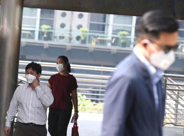 In Bangkok trägt man wieder Atemmaske: Wegen der starken Luftverschmutzung und als Schutz gegen das chinesische Coronavirus. Foto: epa/Narong Sangnak