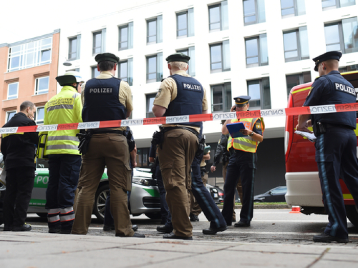Polizisten stehen am 21.10.2017 am Rosenheimer Platz in München (Bayern). Mehrere Menschen sind in München von einem Unbekannten mit einem Messer angegriffen und verletzt worden. Foto: Andreas Gebert/Dpa