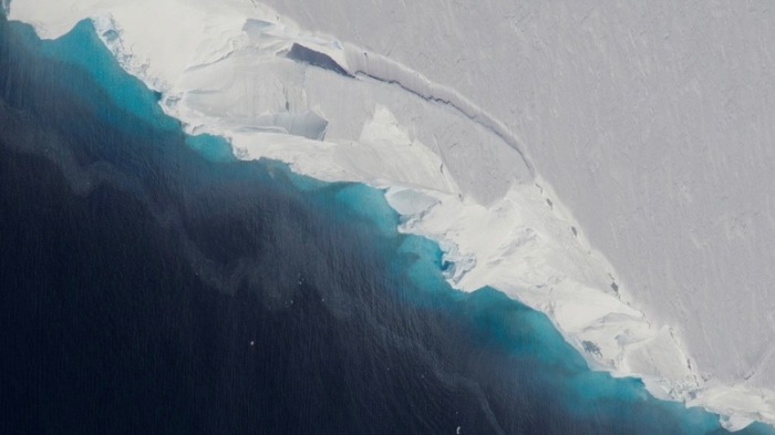 Der Thwaites-Gletscher, undatierte Aufnahme, die aus der Luft gemacht wurde. n Rekordgeschwindigkeit wächst unter dem Gletscher in der Antarktis ein riesiger Hohlraum. Foto: Jeremy Harbeck/Nasa/OIB//dpa