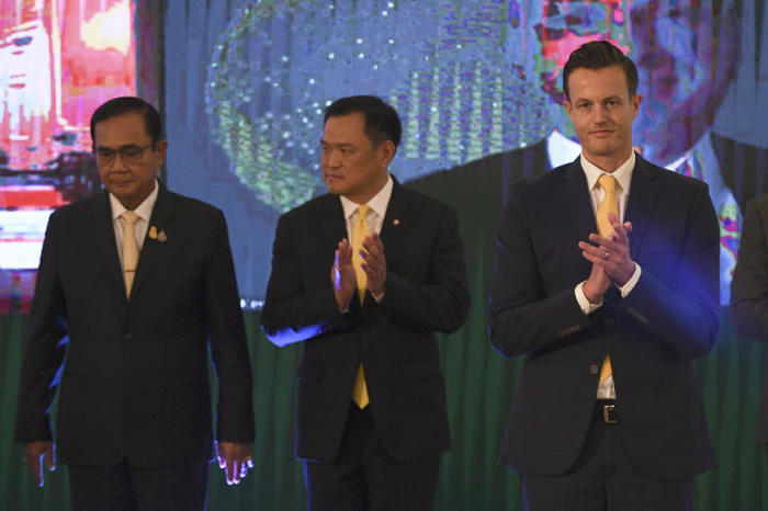 V.l.n.r.: Thailands Premierminister Prayut Chan-o-cha, Vizepremier und Gesundheitsminister Anutin Charnvirakul und der Firmenpräsident von AstraZeneca in Thailand James Teague. Foto: epa/Chalinee Thirasupa
