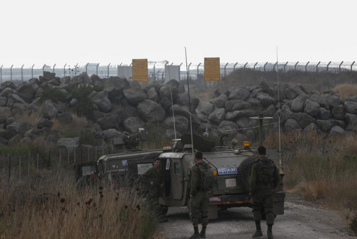 Israelische Truppen an der Alpha-Linie zwischen Syrien und Israel. Foto:epa/Atef Safadi