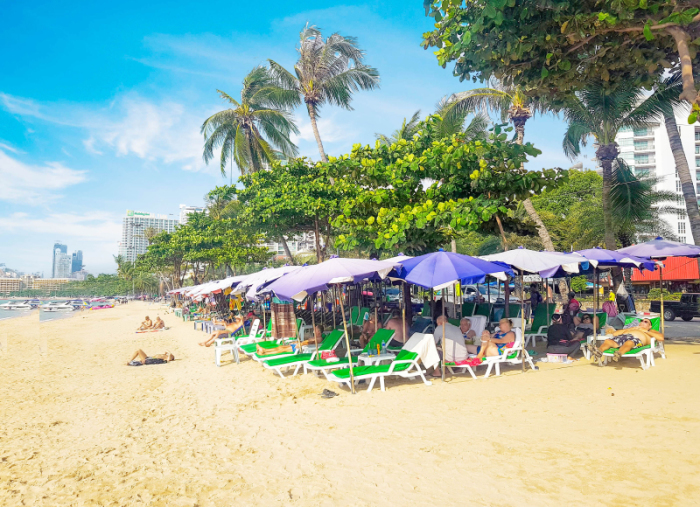 Urlauber und Residenten relaxen am Strand von Pattaya. Die Touristenmetropole gilt als Hochburg ausländischer Rentner. Foto: Jahner