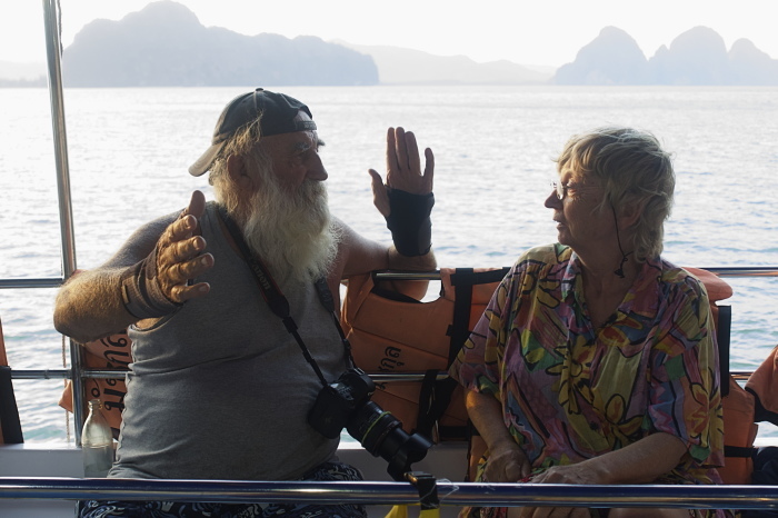 Der 75-jährige John Gray fährt gerne auf seinem Boot bei der Hong by Starlight Tour mit. Begeistert erzählt er unserer Autorin über sein erlebnisreiches Leben. Fotos: Spraul-Doring