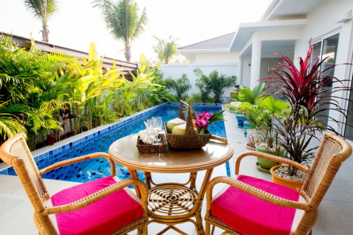 In der Wohnsiedlung Palm Avenue kann man sich den Traum der eigenen Pool-Villa erfüllen. Im Bild die einladende Terrasse mit privatem Swimmingpool der A-Typ-Villa.