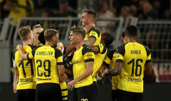 Die Dortmunder feiern ihren Sieg. Foto: epa/Friedemann Vogel