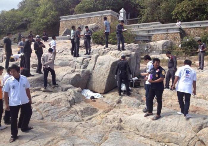 Polizeieinheiten durchkämmten heute Vormittag das Gelände am felsigen Strand unterhalb des Viewpoints Chaweng. Dort hatten Spaziergänger am Morgen den Leichnam entdeckt.