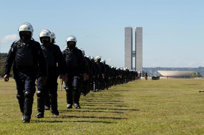Polizisten stehen bei einem Protest gegen den brasilianischen Präsidenten Jair Bolsonaro Wache. Foto: epa/JOEDSON ALVES