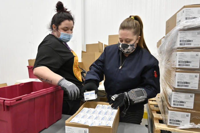 Arbeiter der McKesson Corporation scannen in Shepherdsville eine Schachtel mit dem Impfstoff COVID von Johnson und Johnson. Foto: epa/Timothy D. Easley