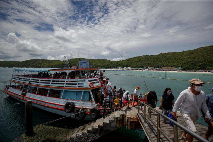 Nach mehr als zweimonatiger Schließung wurden auf der Pattaya vorgelagerten Insel Larn am Montag wieder Besucher willkommen geheißen. Foto: epa/Diego Azubel