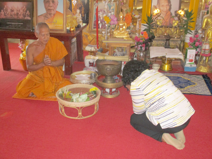 Ein buddhistischer Mönch segnet Jen im Wat Phra That Chom Sak. Tambun ist für einheimische Touristen ein Muss.