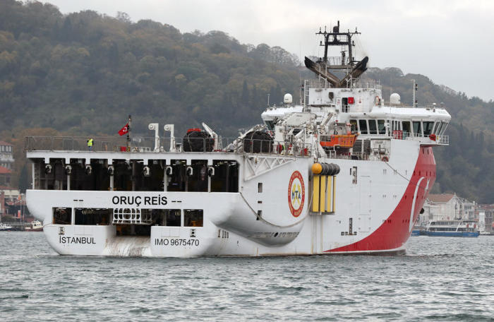 Das türkische seismische Forschungsschiff Oruc Reis verkehrt auf dem Bosporus in Istanbul. Foto: epa/Tolga Bozoglu