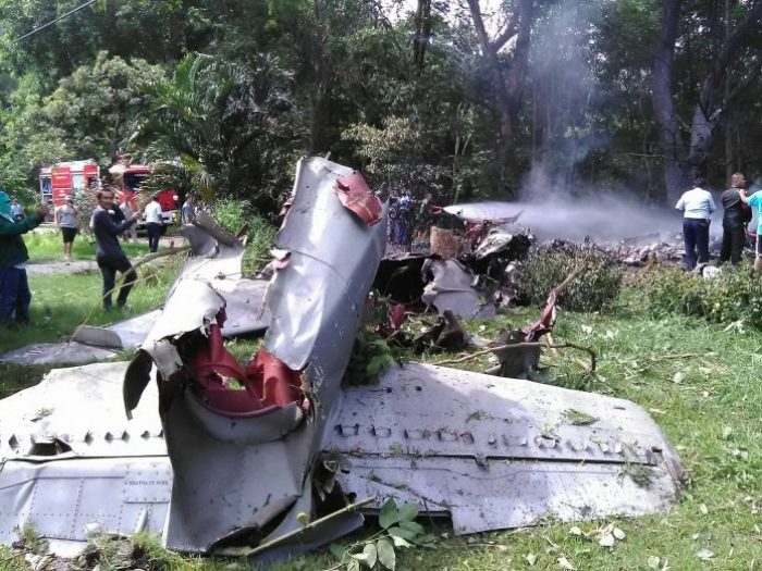 Rettungskräfte bergen das Wrack des abgestürzten Trainingsflugzeugs. Foto: Khao Sod