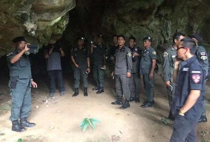 In dieser Höhle bei Phang Nga sollen sich die mutmaßlichen Täter versteckt gehalten haben. Die Polizei stellte gestern nach der Festnahme dieses Foto für die Presse zur Verfügung. Fotos: Polizei, The Nation